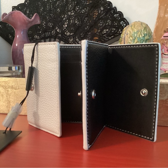 Marc Jacobs Trifold Wallet - Picture 2 of 9